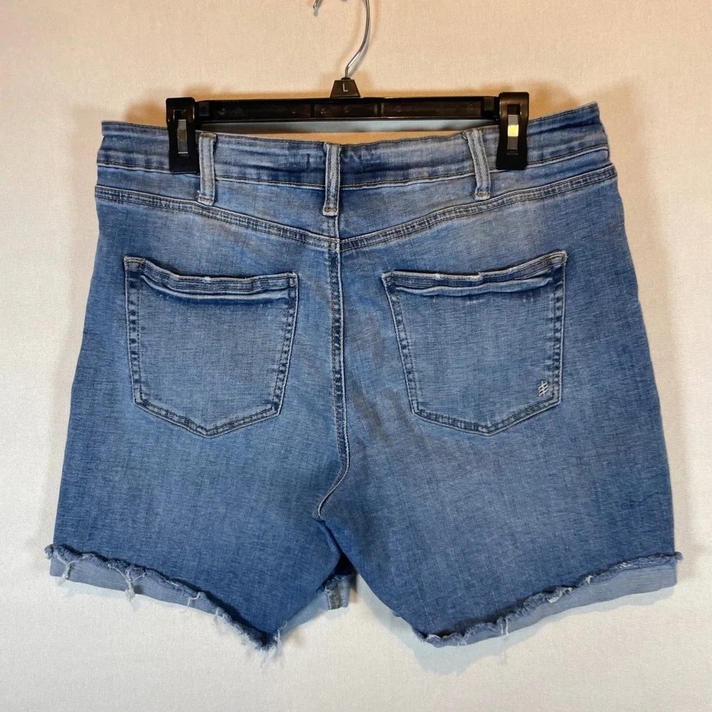 Silver Jeans Co Sure Thing Long Shorts Medium‎ Wash Distressed Denim W32 L6.5